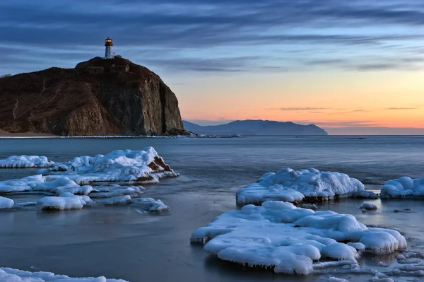 Fyren på en klippa på stranden tidigt på morgonen. Öst (Japan) havet — Stockfoto