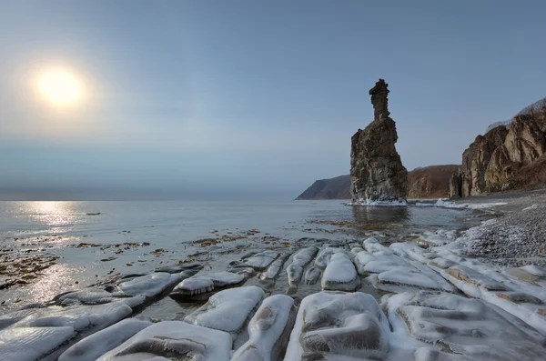 Morgensonne am Ufer des Wintermeeres. — Stockfoto