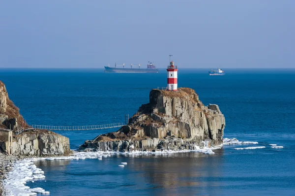 Phare sur une falaise au bord de la mer. Mer orientale (Japon) — Photo