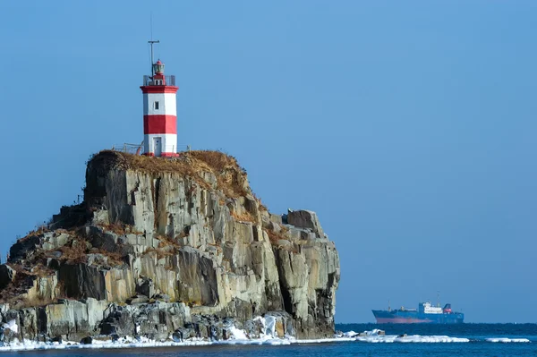 Latarnia morska na klifie nad morzem. East morza (Japonia). — Zdjęcie stockowe