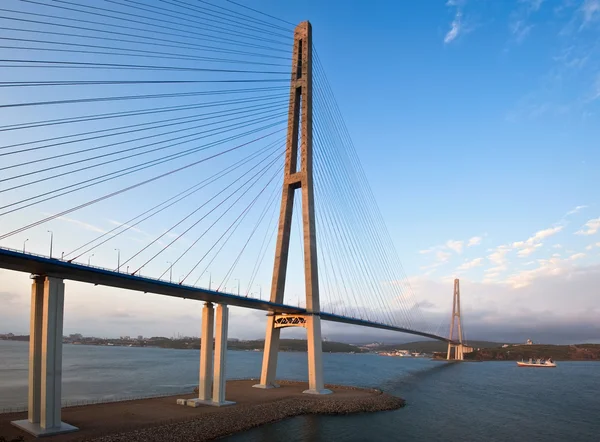 The bridge on the Russian island at sunset. — Stock Photo, Image