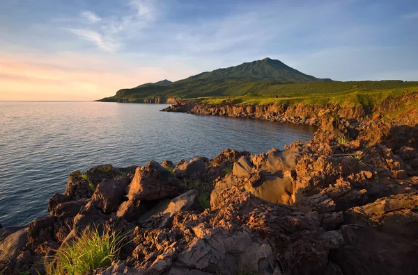 Pola lawy na wybrzeżu wyspie Iturup. Wyżyna Yankito. — Zdjęcie stockowe