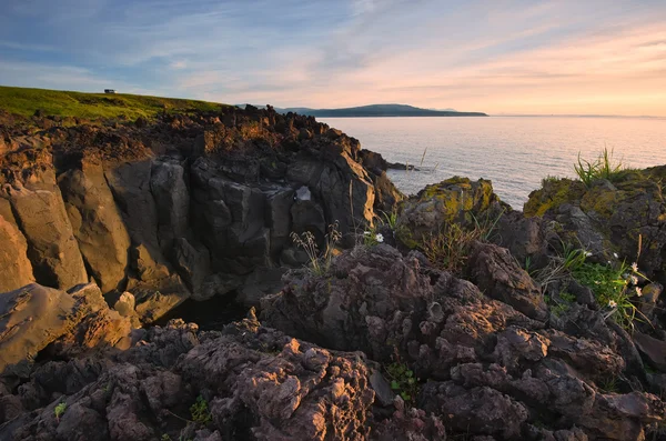 Campo de lava na costa da ilha de Iturup. Planalto de Yankito . — Fotografia de Stock