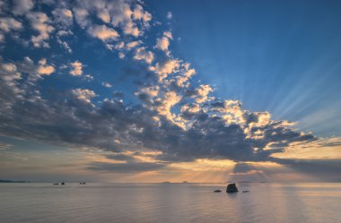 промені сонця над морем.