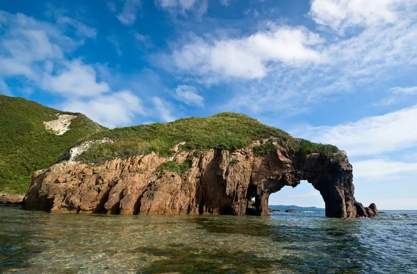 Bright day at the arch on the banks of the East Sea. — Stock Photo, Image