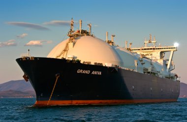 LNG taşıyıcı Grand Aniva Nakhodka bağlantı noktası yollarda gün batımında.