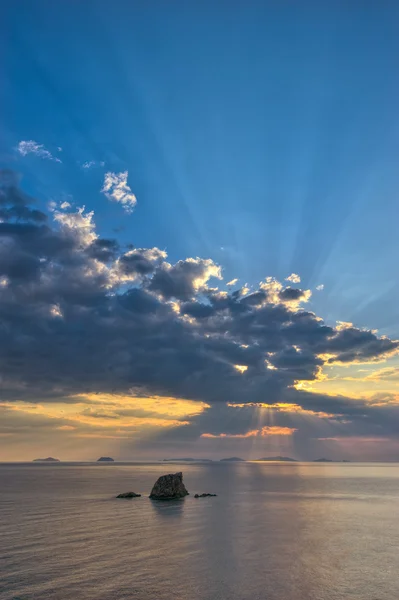 Stralen van de zon boven de zee. — Zdjęcie stockowe