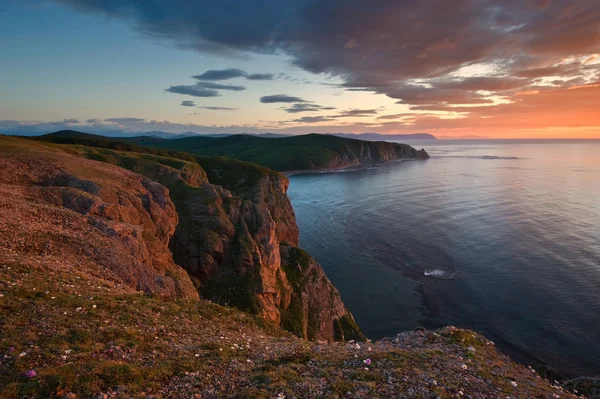 Bright sunrise over the coast of the East Sea. — Stock Photo, Image