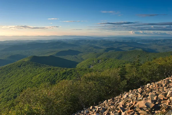 Vista de las montañas Sikhote-Alin por la noche . — Foto de Stock