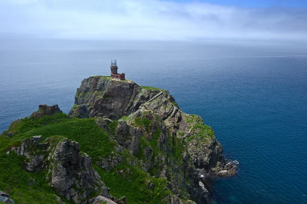 Les ruines du vieux phare, sur les hautes rives couvertes de brouillard . — Photo