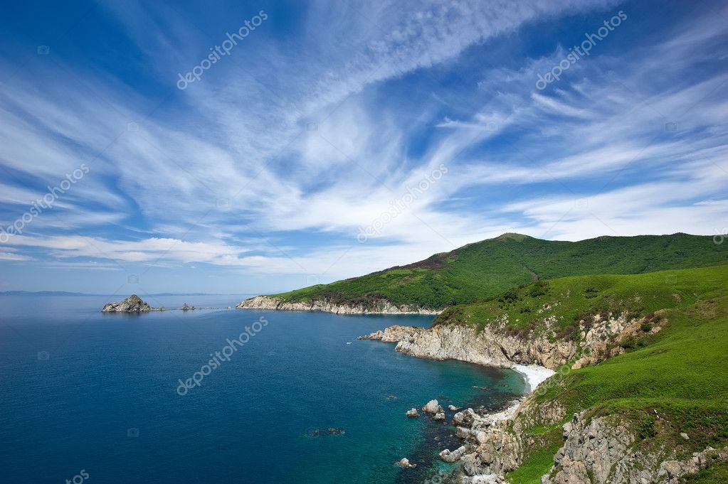 東の海の岩の海岸 ストック写真 C Vladsv