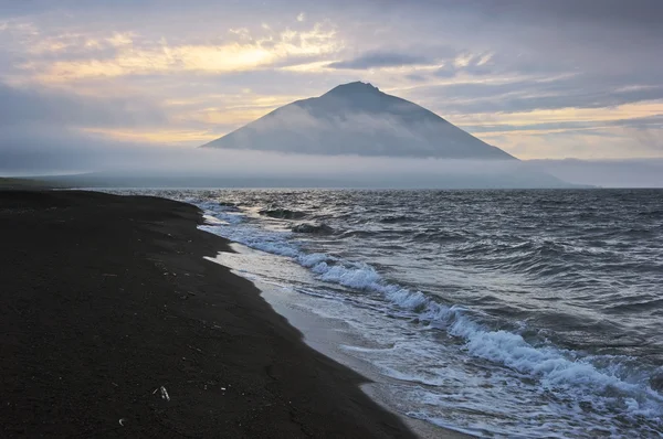 Atsonupuri 火山附近的晚上。Iturup. — 图库照片