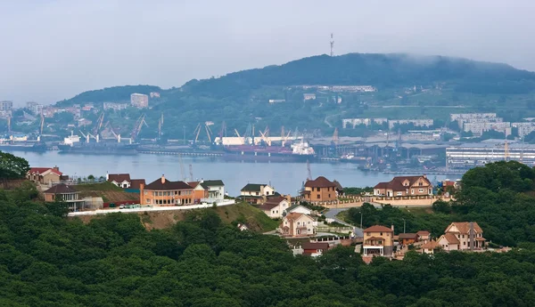 Nakhodka bağlantı noktası arka plan üzerinde evleri.