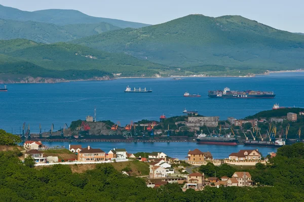 Casas no fundo do porto de Nakhodka. Extremo Oriente da Rússia. 11.06.2013 — Fotografia de Stock