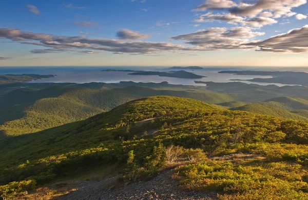 Vista desde las montañas Sikhote-Alin hasta la costa . — Foto de Stock