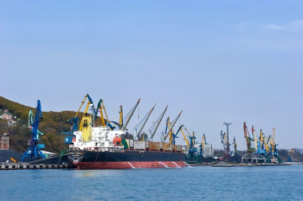 Carregamento de carvão no porto de Nakhodka. Baía de Nakhodka. Mar do Leste (Japão). 20.10.2012 — Fotografia de Stock