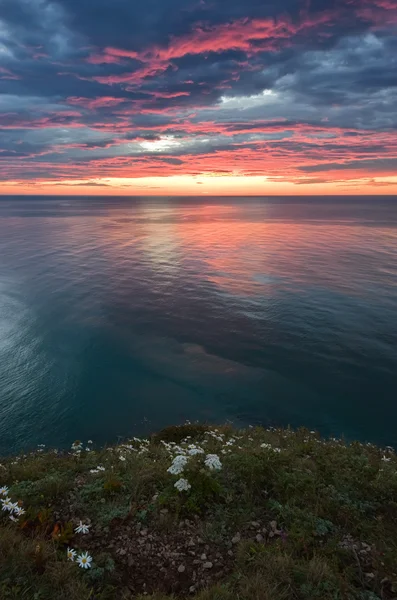 Nascer do sol brilhante sobre a costa do Mar do Leste . — Fotografia de Stock