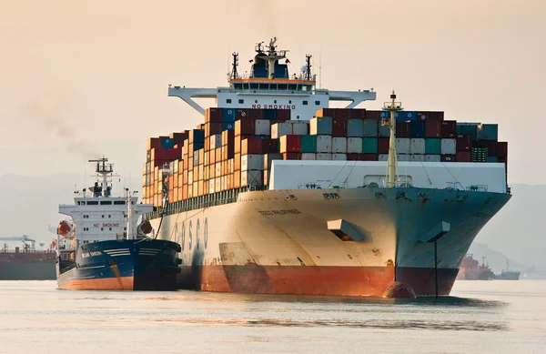 Bunkeren tanker Vitaly Vanyhin een containerschip Cosco Phillipines. Nachodka Bay. East (Japan) Zee. 01.08.2014 — Stockfoto