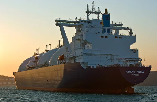 Lng vervoerder Grand Aniva bij zonsondergang op de wegen van de haven van Nachodka. Verre Oosten van Rusland. East (Japan) Zee. 31.03.2014 — Stockfoto