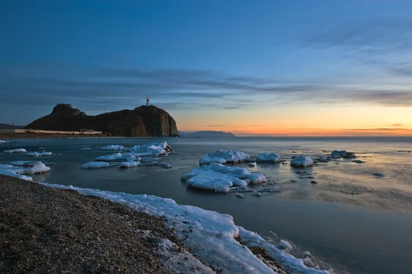 Zimowy obraz latarni na samotna skała. East morza (Japonia). — Zdjęcie stockowe