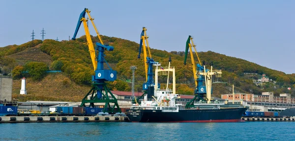 Schip Atlas Shine in de haven van dok. Nachodka Bay. East (Japan) Zee. 20.10.2012 — Stockfoto