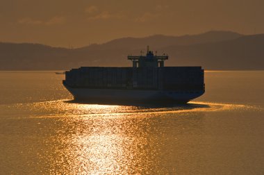 Büyük konteyner gemisi günbatımında denizin geliyor. Nakhodka Bay. Doğu (Japonya) deniz. 19.04.2014