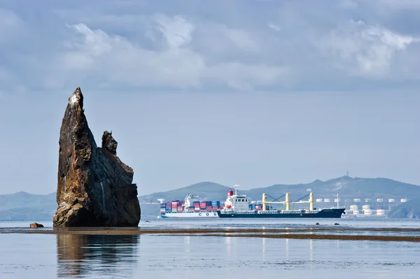 O navio estava ancorado na Baía de Nakhodka. Baía de Nakhodka. Mar do Leste (Japão). 17.05.2014 — Fotografia de Stock