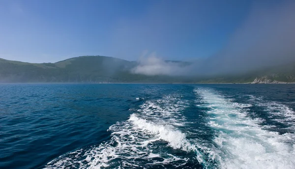 Wake on the way from the coast. — Stock Photo, Image