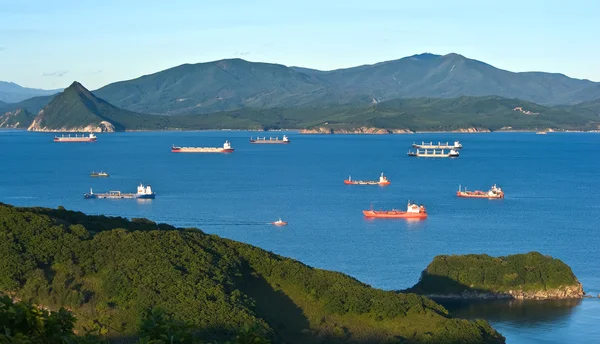 O navio estava ancorado na Baía de Nakhodka . — Fotografia de Stock