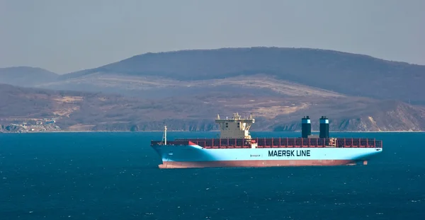 Novo navio porta-contentores Maribo Maersk ancorado na baía de Nakhodka. Baía de Nakhodka. Mar do Leste (Japão). 10.04.2014 — Fotografia de Stock