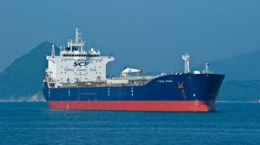Tanker Tuchkov Köprüsü yollar bağlantılı. Nakhodka Bay. Doğu (Japonya) deniz. 01.08.2014