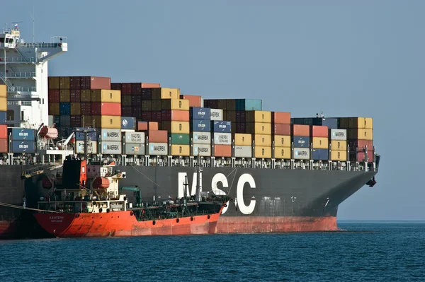 Bunkeren tanker Langeree containerschip Msc Joanna. Nachodka Bay. East (Japan) Zee. 01.08.2014 — Stockfoto