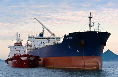 Tanker Cristal West tanker Scf Amur bunkering. Nakhodka Bay. Doğu (Japonya) deniz. 15.08.2014