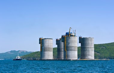 Hazırlık çekme temel sondaj platformu. Nakhodka Bay. Doğu (Japonya) deniz. 01.06.2012