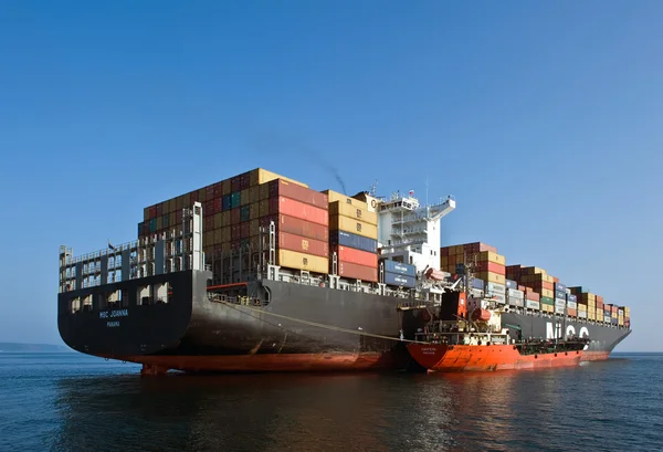 Tanker Langeree konteyner gemisi Msc Joanna bunkering. Nakhodka Bay. Doğu (Japonya) deniz. 01.08.2014