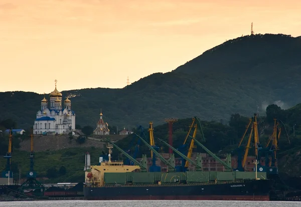 Carregamento de carvão no navio Alessandra M no porto de Nakhodka. Baía de Nakhodka. Mar do Leste (Japão). 15.08.2014 — Fotografia de Stock