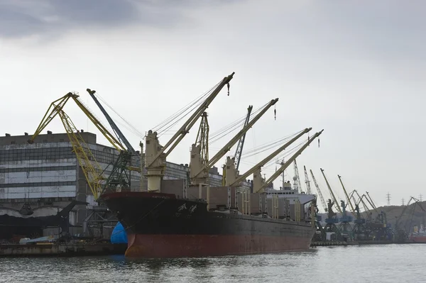 Carregamento de carvão no navio no porto de Nakhodka. Baía de Nakhodka. Mar do Leste (Japão). 20.10.2012 — Fotografia de Stock