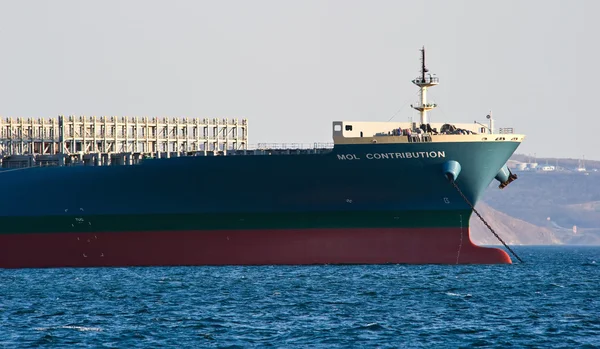 O arco de um navio enorme recipiente MOL Contribuição ancorado. Baía de Nakhodka. Mar do Leste (Japão). 31.03.2014 — Fotografia de Stock
