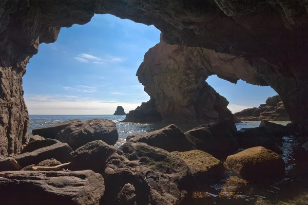 A barlang, a tengerre néző. Stock Kép