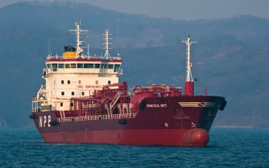 Tanker Crystal Doğu yollar bağlantılı. Nakhodka Bay. Doğu (Japonya) deniz. 19.04.2014