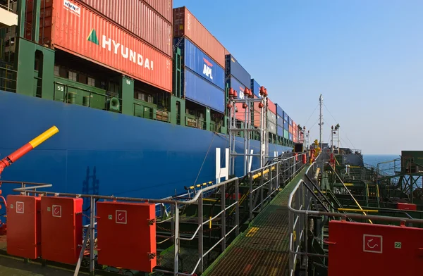 Bunkering no mar um enorme navio contêiner Hyundai empresas. Baía de Nakhodka. Mar do Leste (Japão). 19.04.2014 — Fotografia de Stock