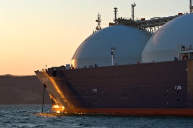 LNG taşıyıcı Grand Aniva Nakhodka bağlantı noktası yollarda gün batımında. Rusya'nın Uzakdoğu. Doğu (Japonya) deniz. 31.03.2014