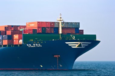 Bir büyük konteyner gemisi Hyundai inanç yay bağlantılı. Nakhodka Bay. Doğu (Japonya) deniz. 19.04.2014