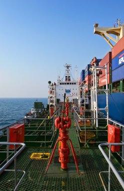 Tanker şirket Nayada okyanus konteyner gemisi bunkering. Nakhodka Bay. Doğu (Japonya) deniz. 19.04.2014