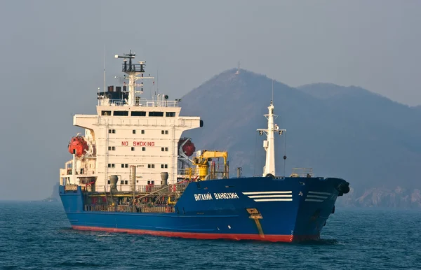 Tanker Vitaliy Vanukhin anchored in the roads. Nakhodka Bay. East (Japan) Sea. 19.04.2014 — Stock Photo, Image
