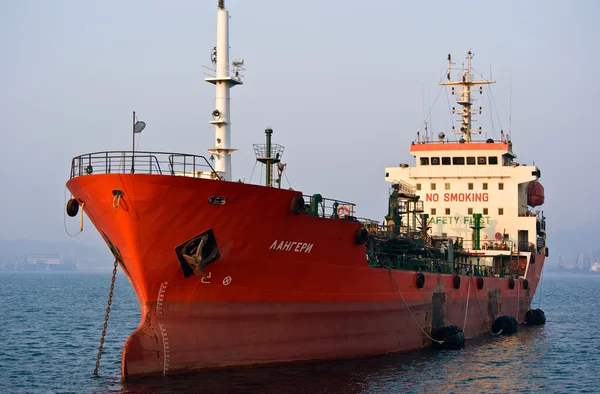 Tanker Langeree anchored in the roads. Nakhodka Bay. East (Japan) Sea. 19.04.2014 — Stock Photo, Image