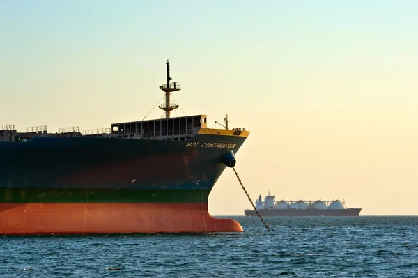 De boeg van een enorme container schip Mol bijdrage verankerd. Nachodka Bay. East (Japan) Zee. 31.03.2014 — Stockfoto