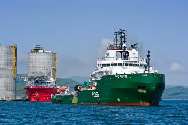 Towing base drilling platform. Nakhodka Bay. East (Japan) Sea. 01.06.2012 — Stock Photo, Image