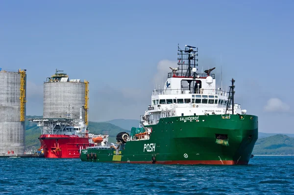 Trekkende base boren platform. Nachodka Bay. East (Japan) Zee. 01.06.2012 — Stockfoto