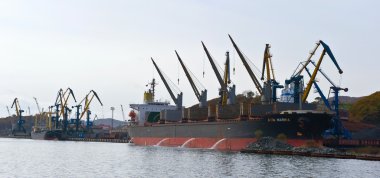 Kömür Nakhodka bağlantı noktası büyük gemisinde yükleniyor. Nakhodka Bay. Doğu (Japonya) deniz. 20.10.2012